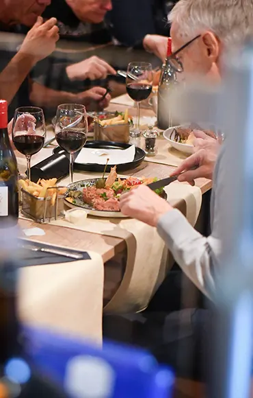 Clients de l'Argayon en train de déguster des plats